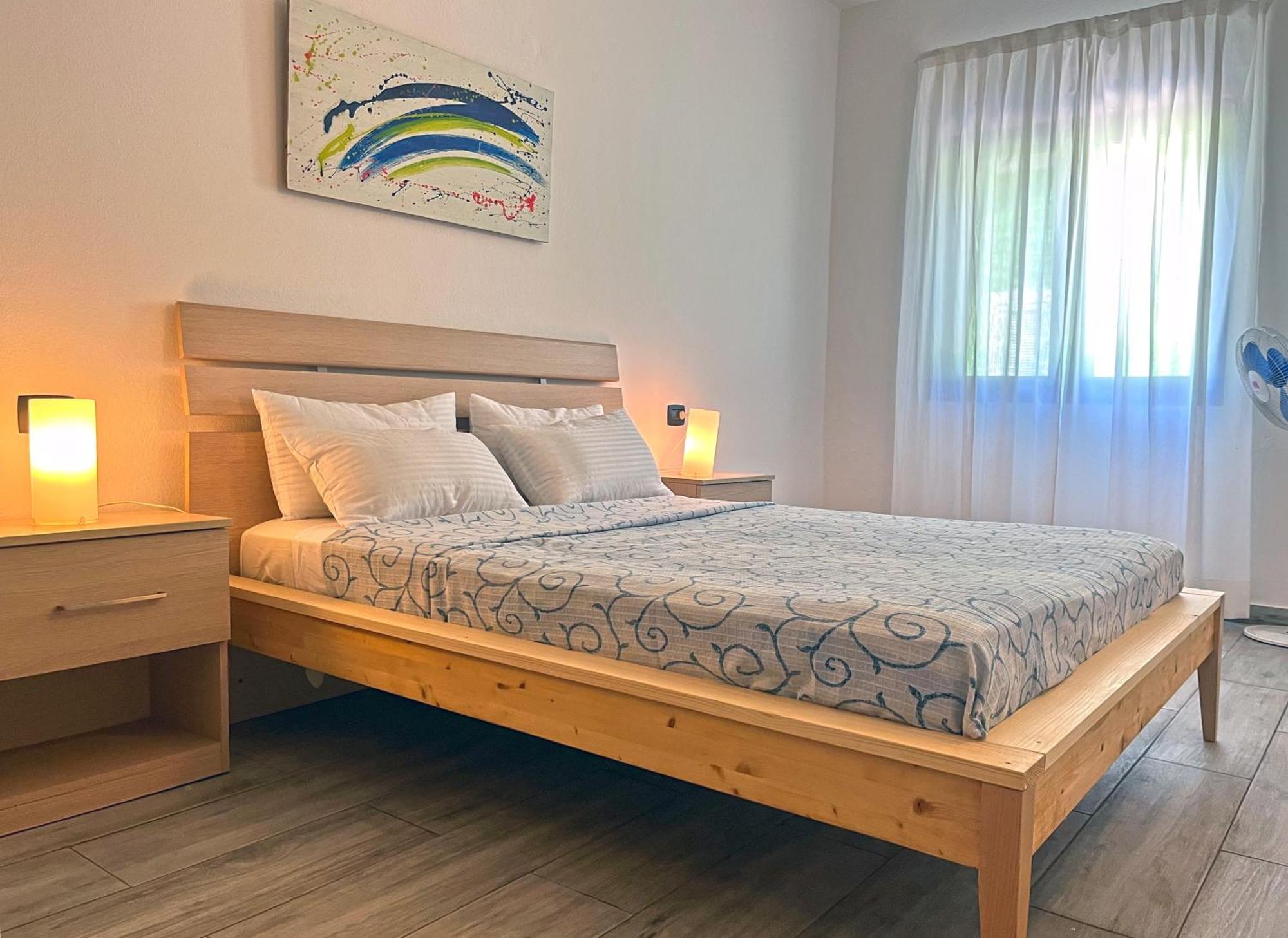 L12a Bright, Well Furnished, Close To The And Village Centre *